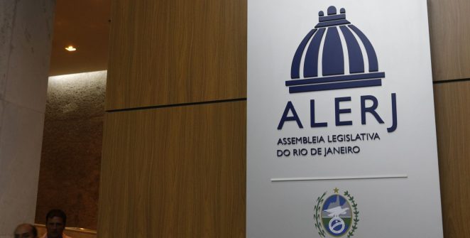 Alerj aprova tornozeleira rosa para agressores de mulheres; projeto segue para plenário