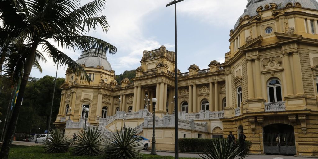 Governo do Rio exonera 30 comissionados e suspende contratos do Instituto Rio Metrópole após investigação de desvio de R$ 80 milhões