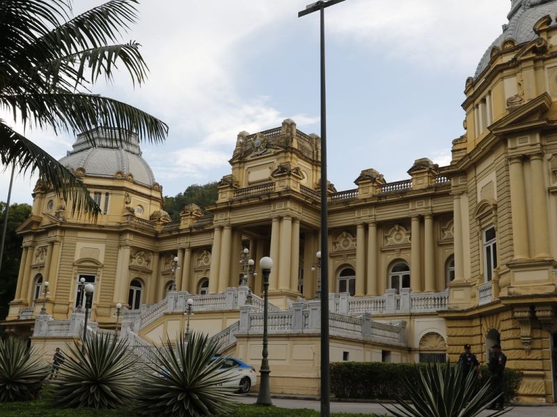 Governo do Rio exonera 30 comissionados e suspende contratos do Instituto Rio Metrópole após investigação de desvio de R$ 80 milhões