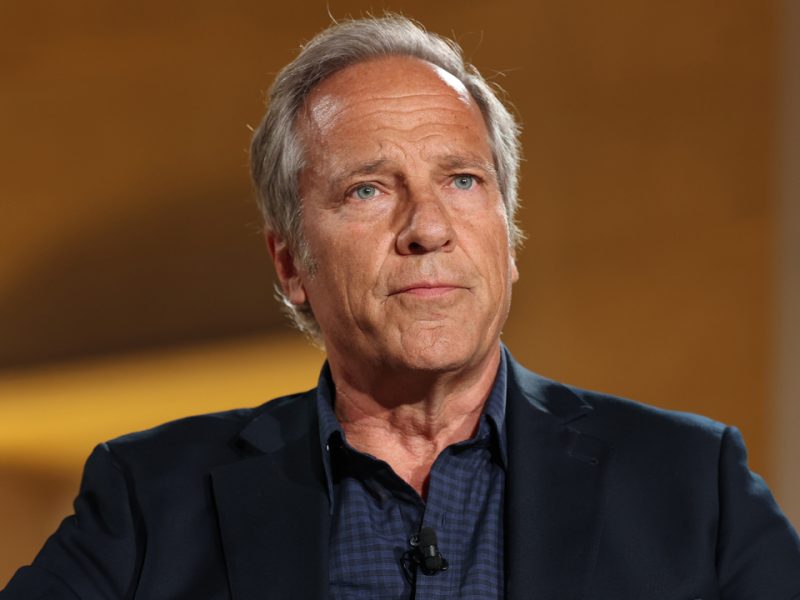 Mike Rowe processa Discovery por milhões em supostas taxas não pagas por narrar 'Deadliest Catch'