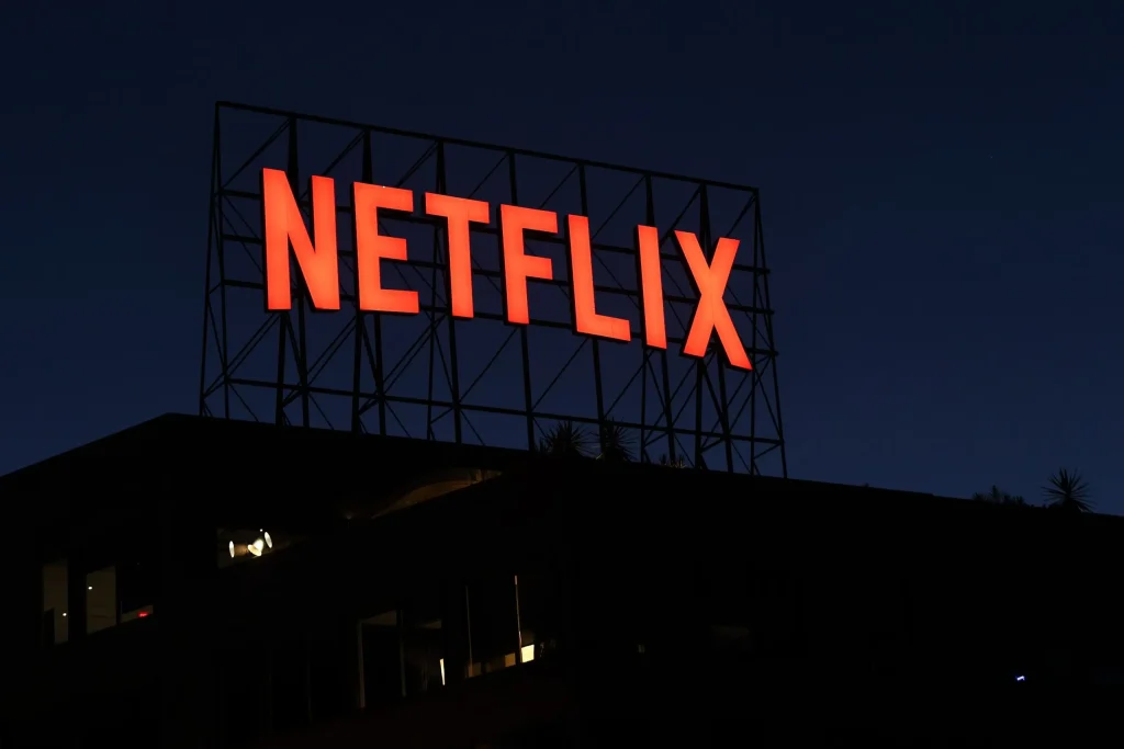 Ex-executivo da Netflix processa empresa após ser demitido por revelar tratamento com cetamina durante retiro