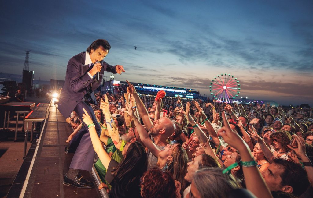 Nick Cave & The Bad Seeds transformam Mad Cool 2026 em um culto de alegria e redenção