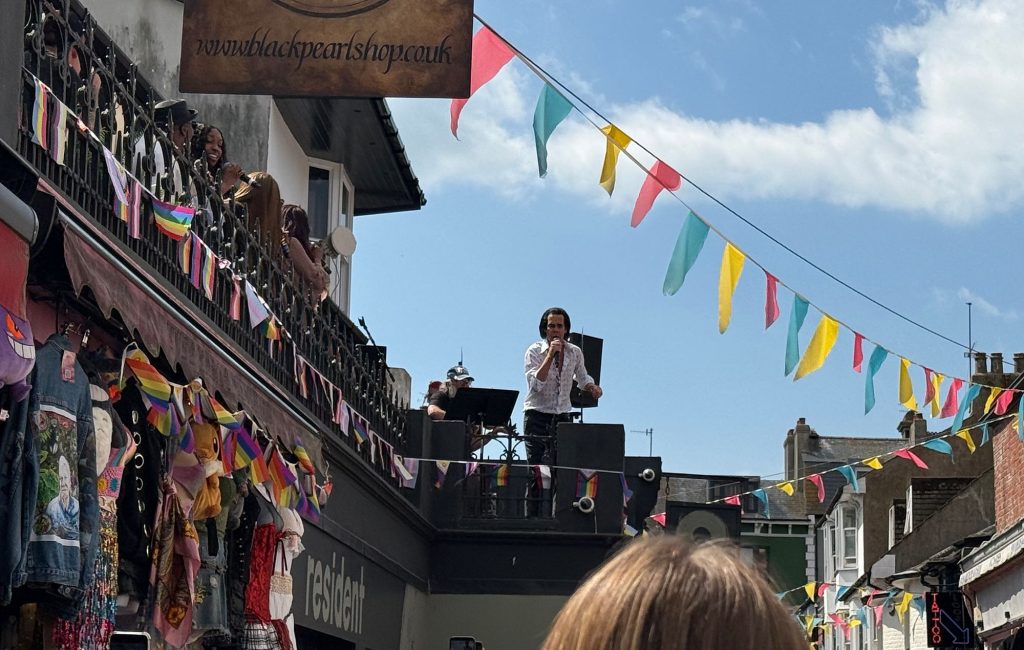Nick Cave & The Bad Seeds fazem show surpresa no telhado de loja de discos em Brighton antes de apresentação em Preston Park