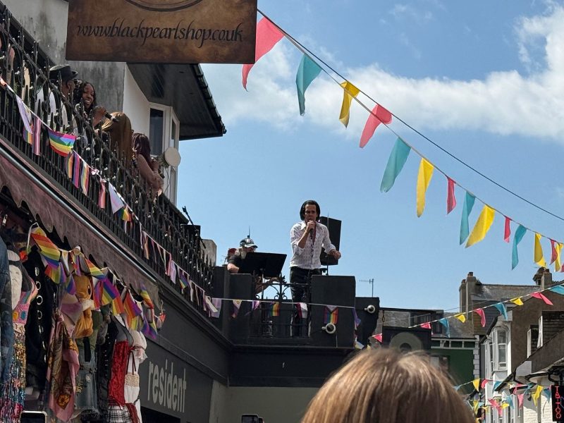 Nick Cave & The Bad Seeds fazem show surpresa no telhado de loja de discos em Brighton antes de apresentação em Preston Park