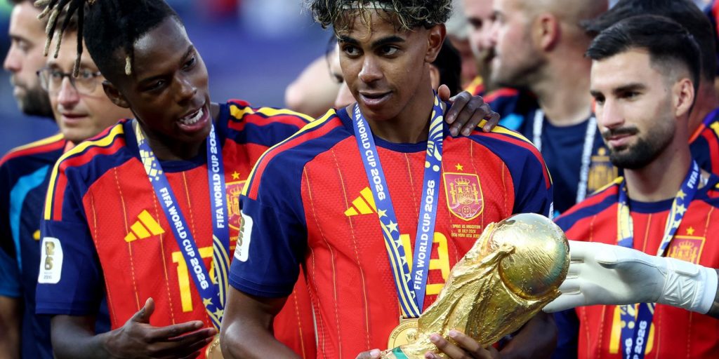 Filhos de imigrantes brilham e Espanha conquista bicampeonato mundial em 2026