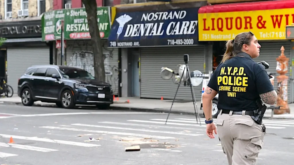 Detetive da polícia de Nova York é baleado no colete à prova de balas durante feriado violento; quatro crianças também ficam feridas