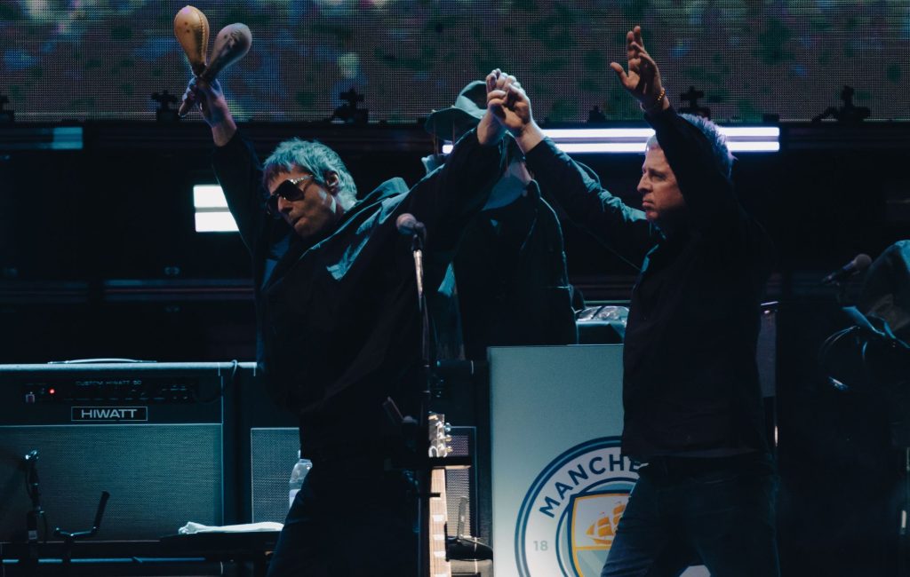 Oasis planeja turnê europeia em 2027 com 12 shows em Manchester e retorno a Knebworth, dizem fontes