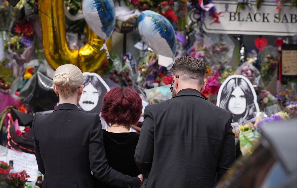 Sharon Osbourne revela conselho de Ozzy para lembrá-lo; integrantes do Black Sabbath prestam homenagem no primeiro ano de sua morte