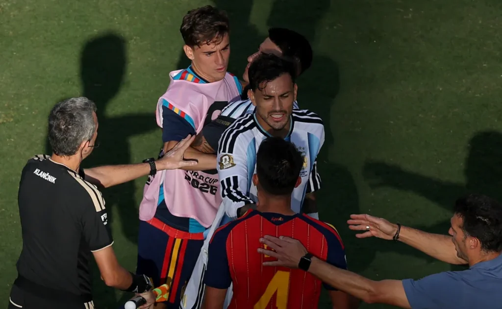 FIFA esclarece que Paredes não foi expulso na final da Copa de 2026, mas investigação pode render punição