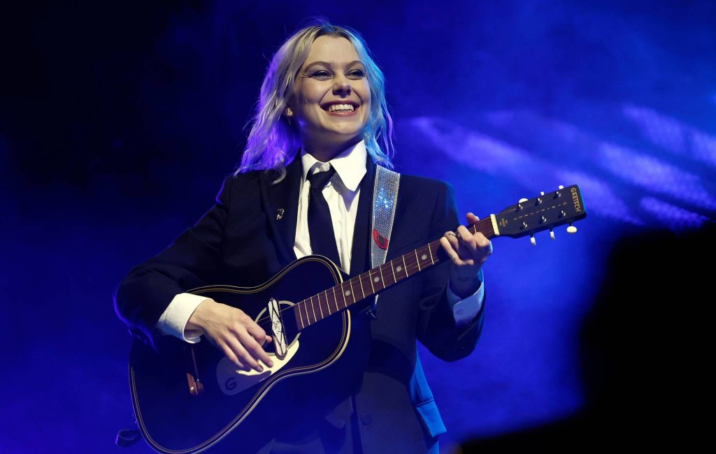Phoebe Bridgers retorna ao ‘Tonight Show’ com versão acústica e intimista de ‘Lost Boys’