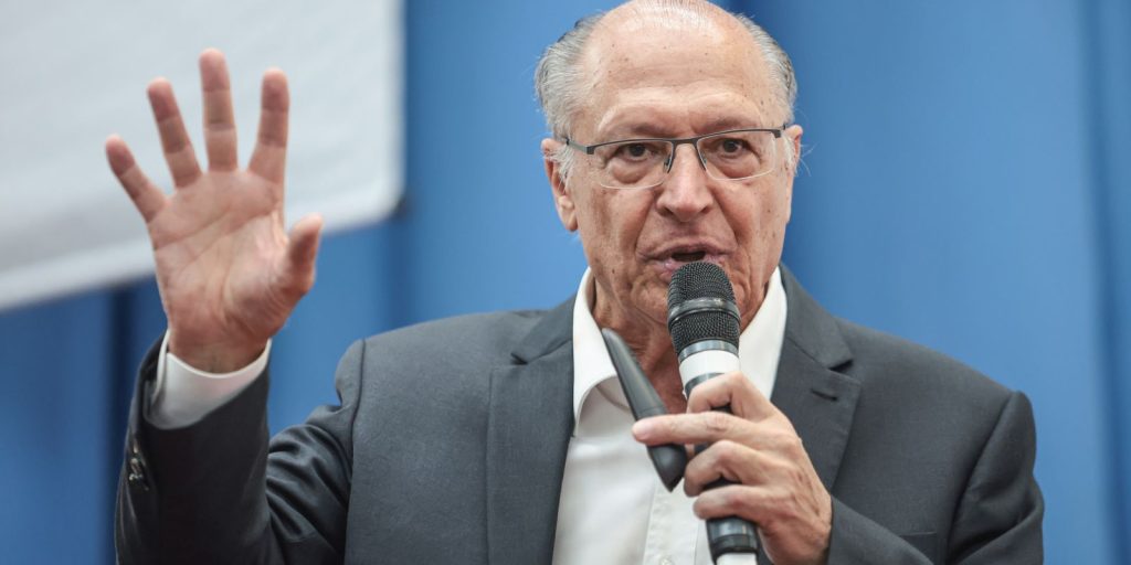 Alckmin critica Milei por ofensas ao Brasil e fala em desserviço à Argentina