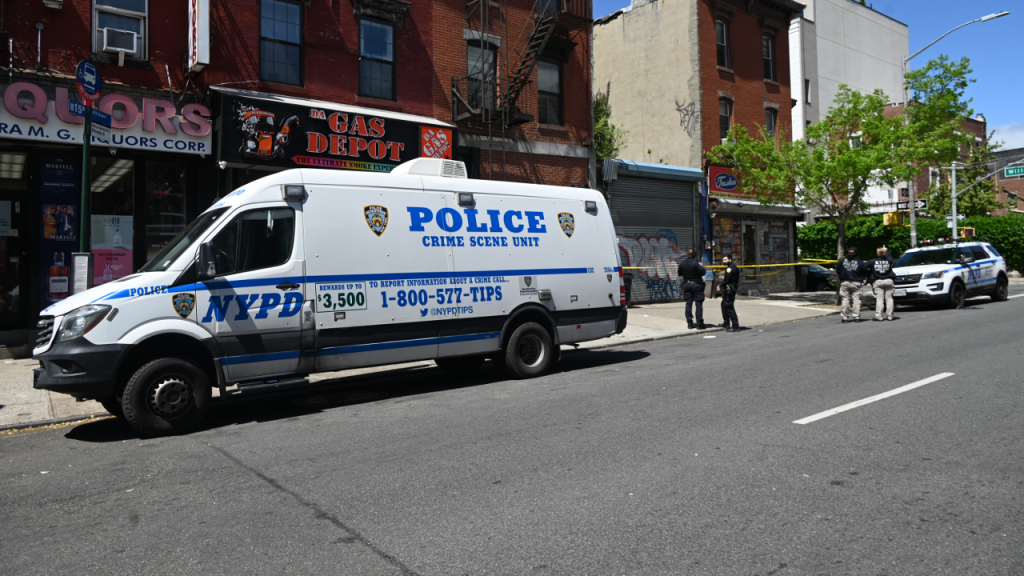 Policial de Nova York é preso acusado de estupro e abuso sexual infantil; histórico inclui infrações anteriores