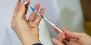 Vacina contra VSR em idosos reduz internações em 75%