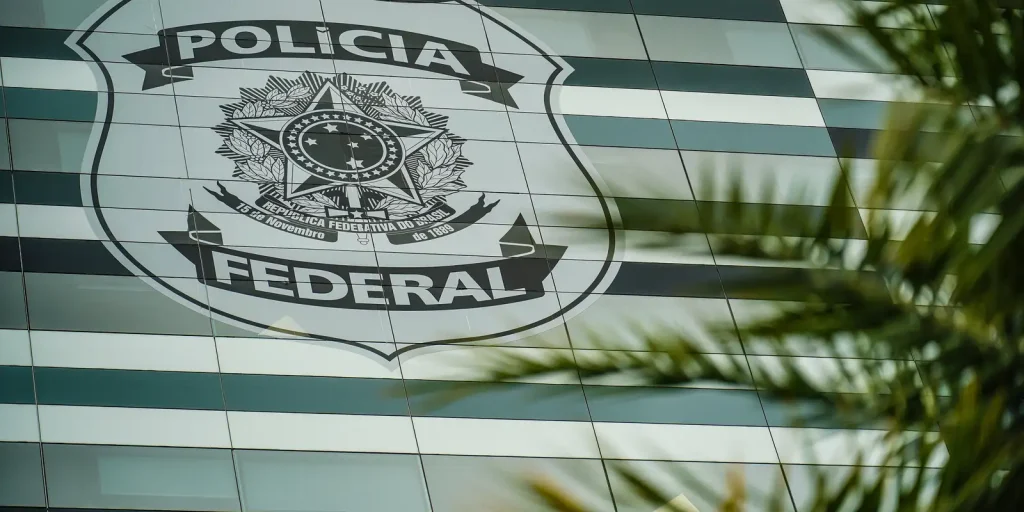 Flávio Bolsonaro apresenta defesa escrita à PF e nega calúnia contra Lula em postagem sobre Maduro