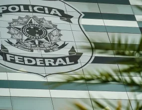 Flávio Bolsonaro apresenta defesa escrita à PF e nega calúnia contra Lula em postagem sobre Maduro