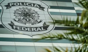 Flávio Bolsonaro apresenta defesa escrita à PF e nega calúnia contra Lula em postagem sobre Maduro