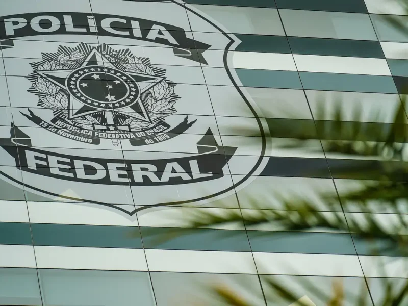 Flávio Bolsonaro apresenta defesa escrita à PF e nega calúnia contra Lula em postagem sobre Maduro