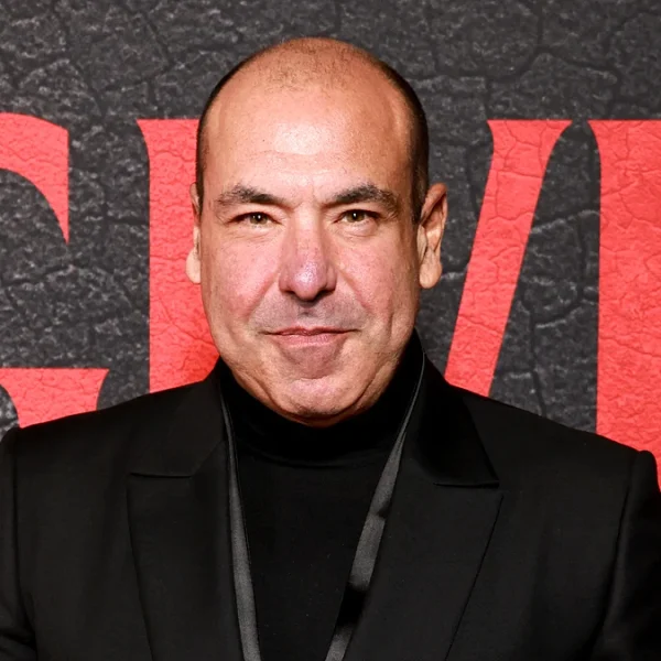 O ator de ‘Suits’, Rick Hoffman, parece irreconhecível com foto de transformação