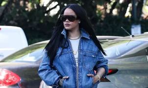 Rihanna usa vestido justo e jaqueta jeans para fazer compras antes do feriado de 4 de julho