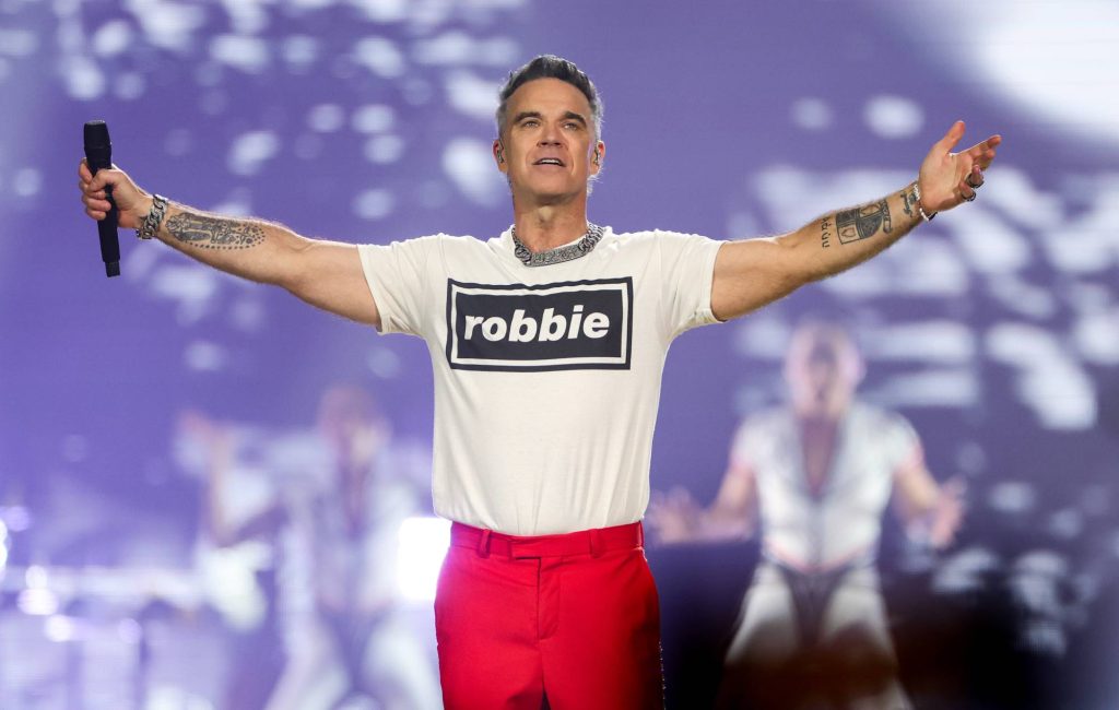 Robbie Williams surpreende fãs ao cantar Angels com músico de rua em Sevilha