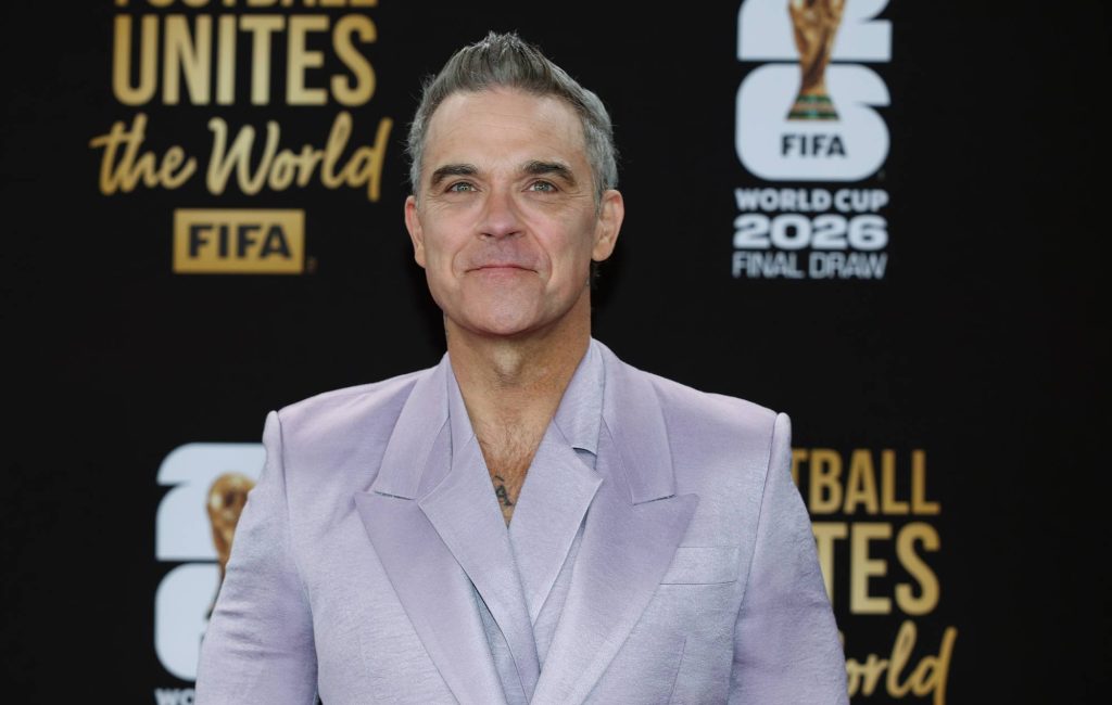 Robbie Williams desmente boato de cocaína durante entrevista na Copa e diz que objeto era bala de menta