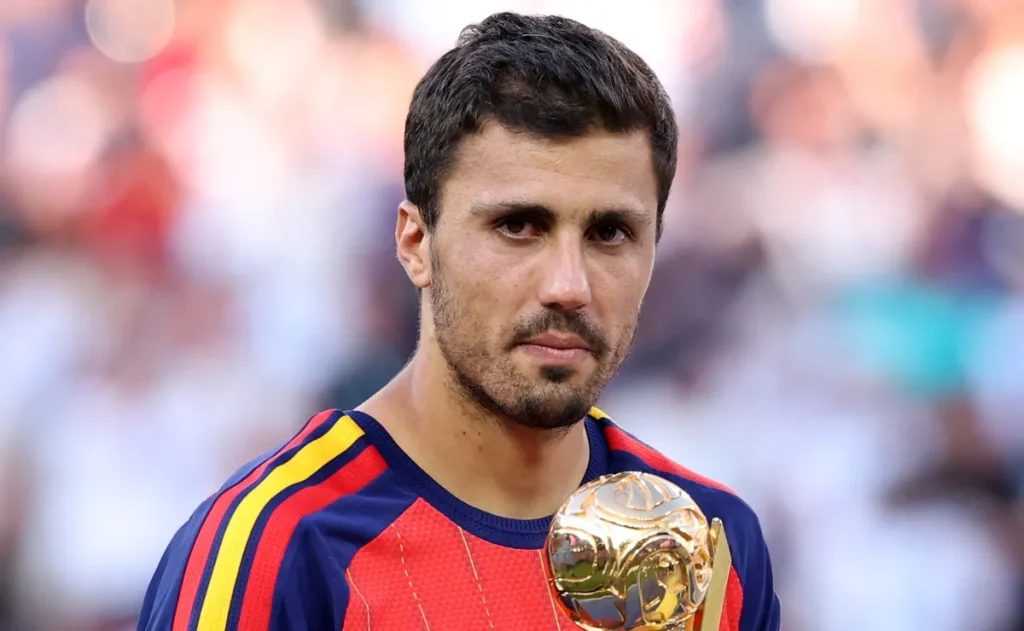 Rodri passará por cirurgia nas costas após vencer Bola de Ouro da Copa, mas temporada no City não corre risco