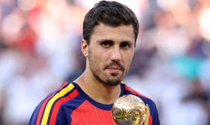 Rodri passará por cirurgia nas costas após vencer Bola de Ouro da Copa, mas temporada no City não corre risco