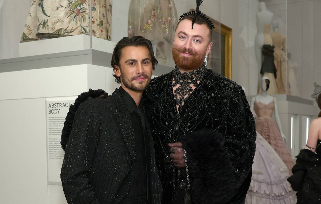 Sam Smith anuncia noivado com estilista Christian Cowan e revela que novo álbum foi inspirado no relacionamento