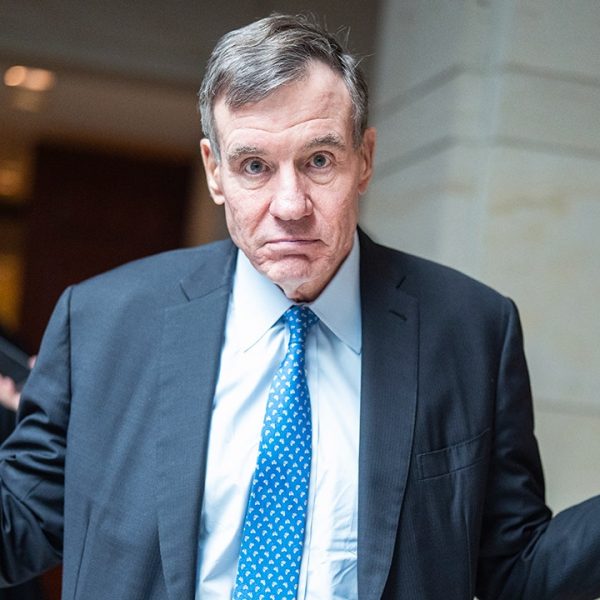 Mark Warner critica CBS por não questionar alegações de Trump ao vivo