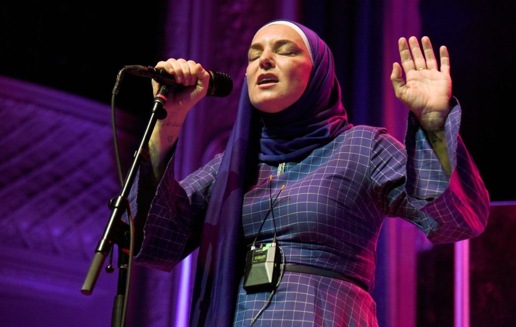 Adele Bertei acusa produtor David Holmes de explorar memória de Sinéad OConnor e afirma que cantora o dispensou do último álbum