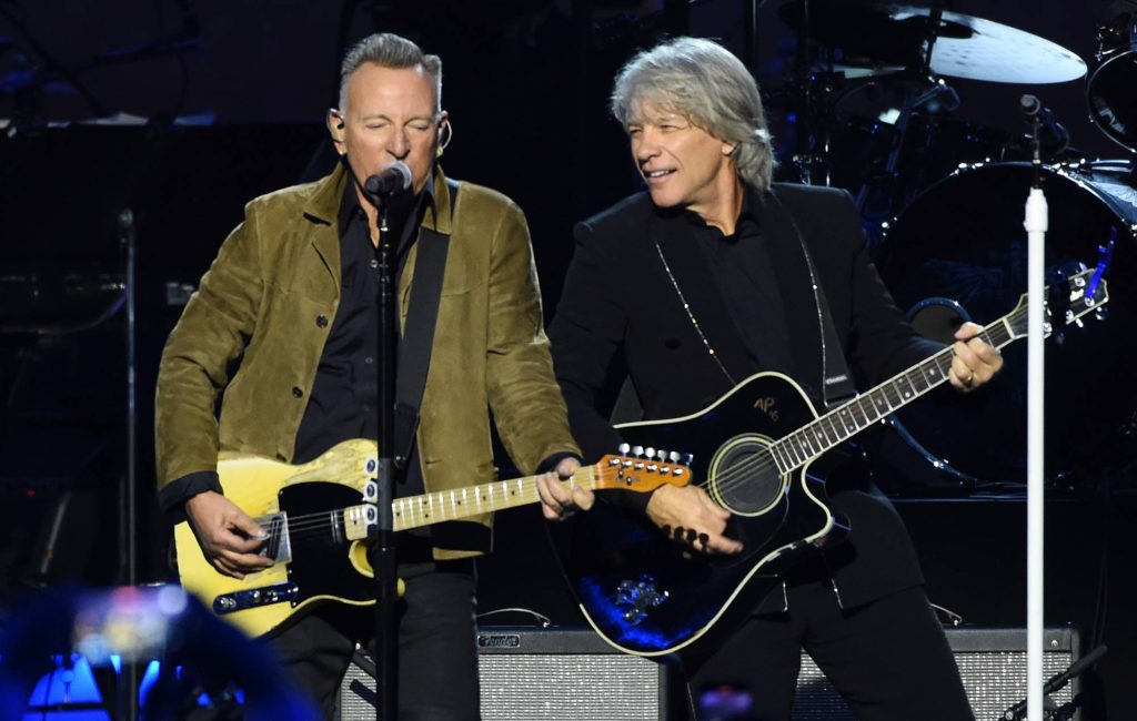 Bruce Springsteen sobe ao palco do Bon Jovi no Madison Square Garden e canta dois clássicos