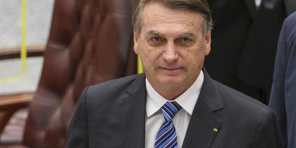 Moraes prorroga prisão domiciliar de Bolsonaro sem prazo definido e determina apreensão de armas