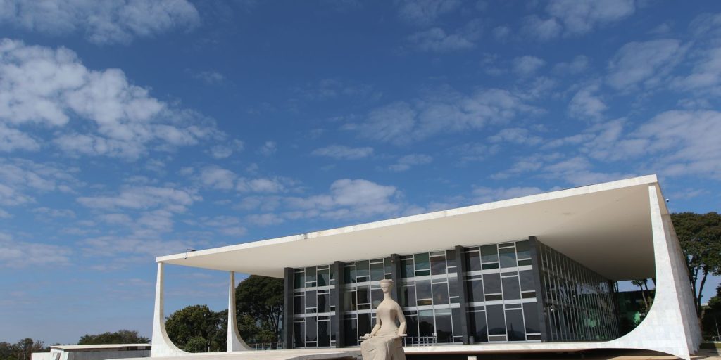 Defesa de Bolsonaro recorre ao STF para mantê-lo em prisão domiciliar e nega falta grave por arma apreendida