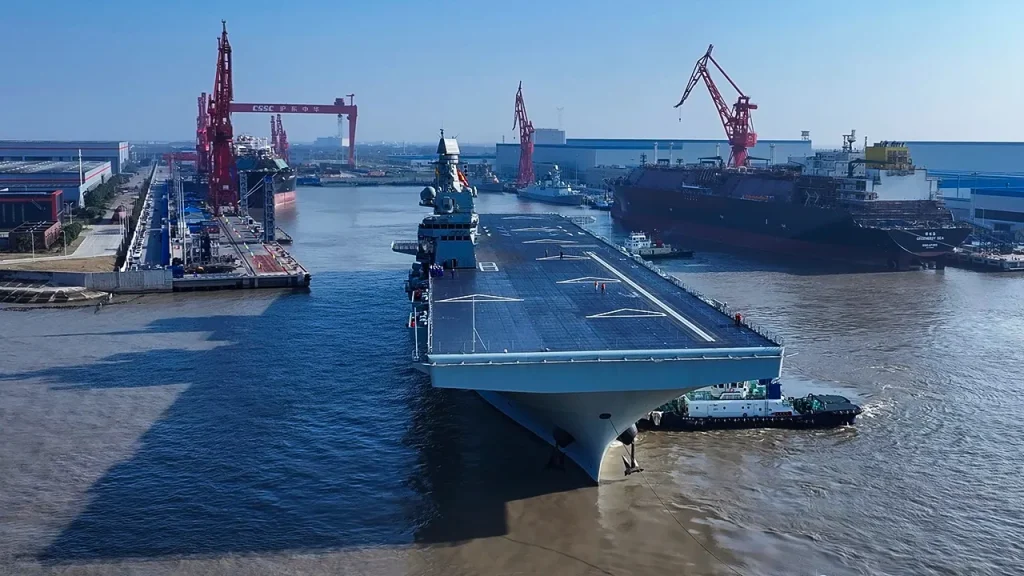 China constrói maior navio de reabastecimento do mundo para grupos de porta-aviões