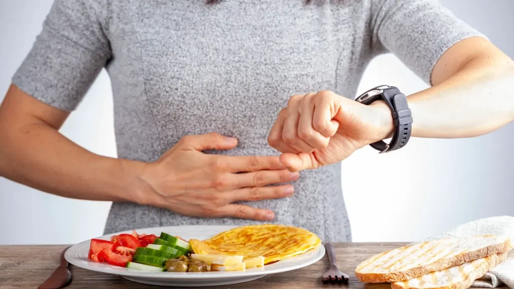 Janela de oito horas para comer pode reduzir declínio cognitivo em mulheres, aponta estudo