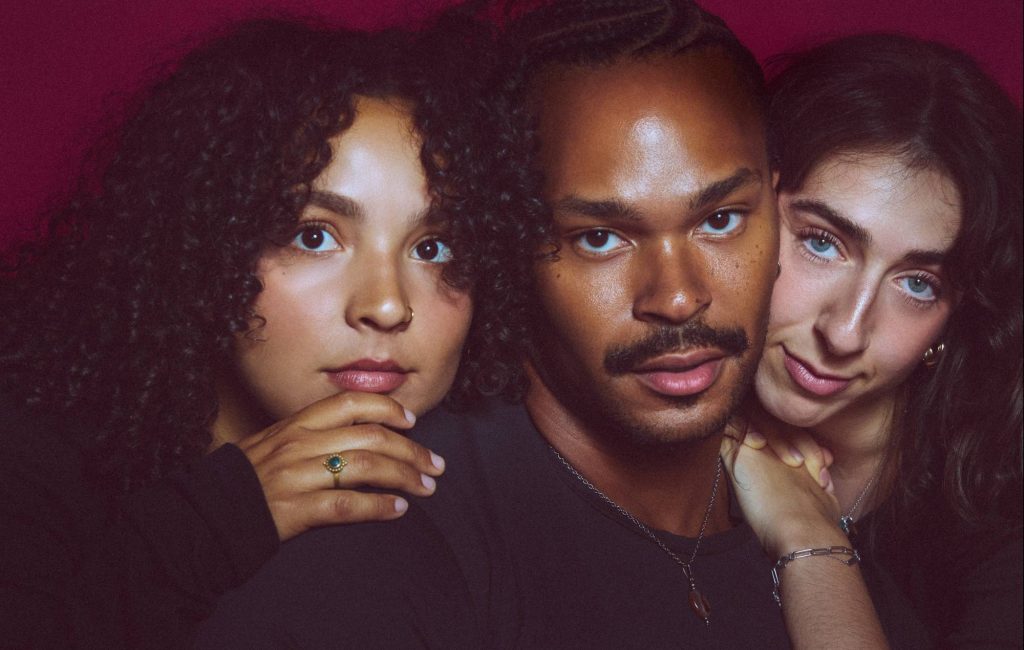 Tiny Habits explora vulnerabilidade pós-término em nova faixa sensual ‘Belt Loop’