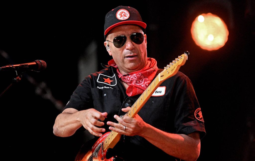 Tom Morello lança projeto em memória da mãe, ativista Mary Morello, que morreu aos 102 anos