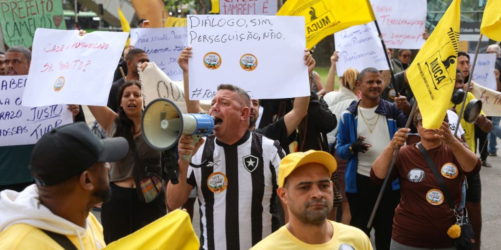 Camelôs protestam contra programa Tolerância Zero e pedem diálogo com prefeito no Rio