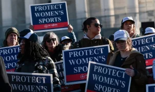 Suprema Corte mantém leis estaduais sobre esportes transgêneros e divide opiniões democratas