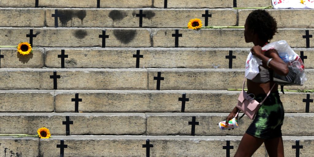 Mortes violentas no Brasil caem ao menor nível desde 2012, mas feminicídios e mortes por intervenção policial sobem