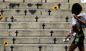 Mortes violentas no Brasil caem ao menor nível desde 2012, mas feminicídios e mortes por intervenção policial sobem