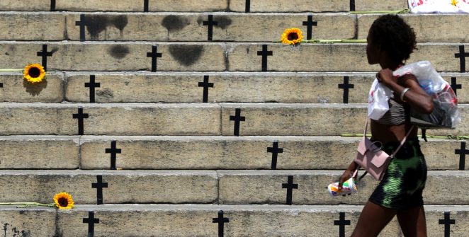 Mortes violentas no Brasil caem ao menor nível desde 2012, mas feminicídios e mortes por intervenção policial sobem