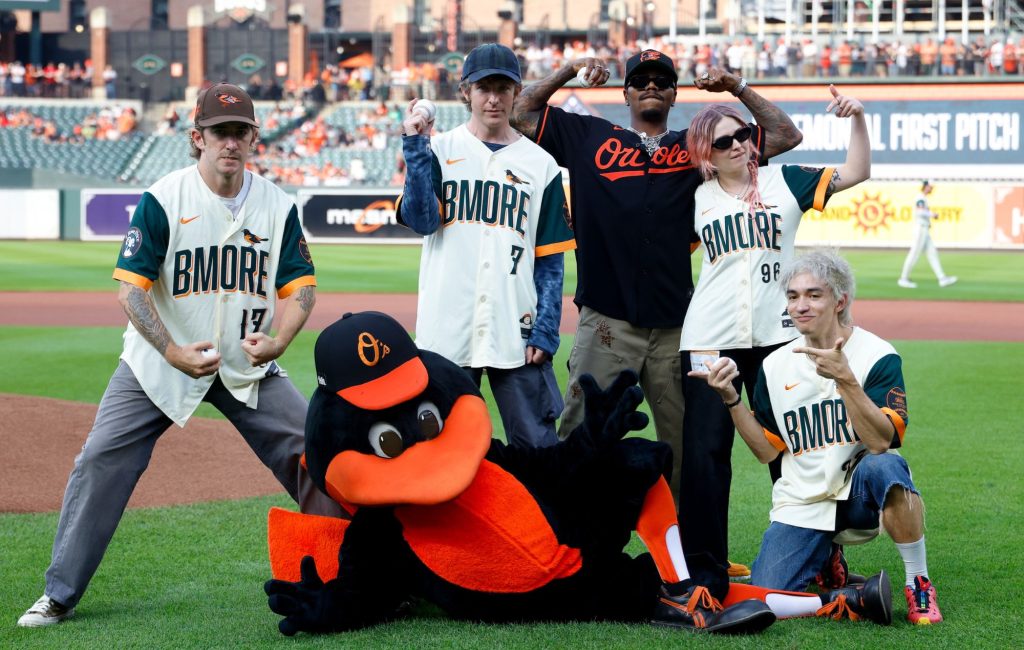 Turnstile domina noite em homenagem à banda no jogo do Baltimore Orioles; grupo também se prepara para turnê no Reino Unido