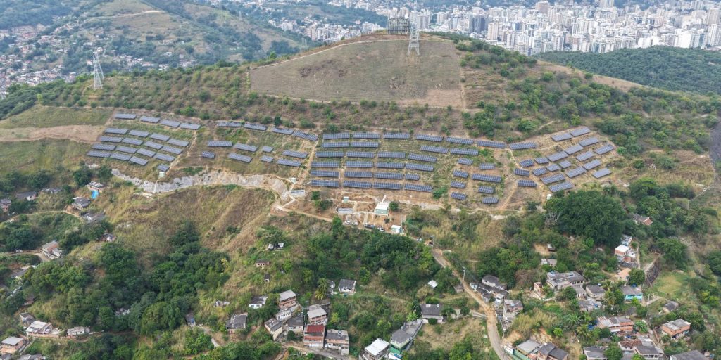 Usina solar em comunidade de Niterói gera energia para 19 creches e economiza R$ 5 milhões por ano
