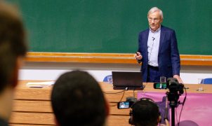 Nobel da economia vê exagero no temor de desemprego em massa com IA e alerta para concentração de riqueza