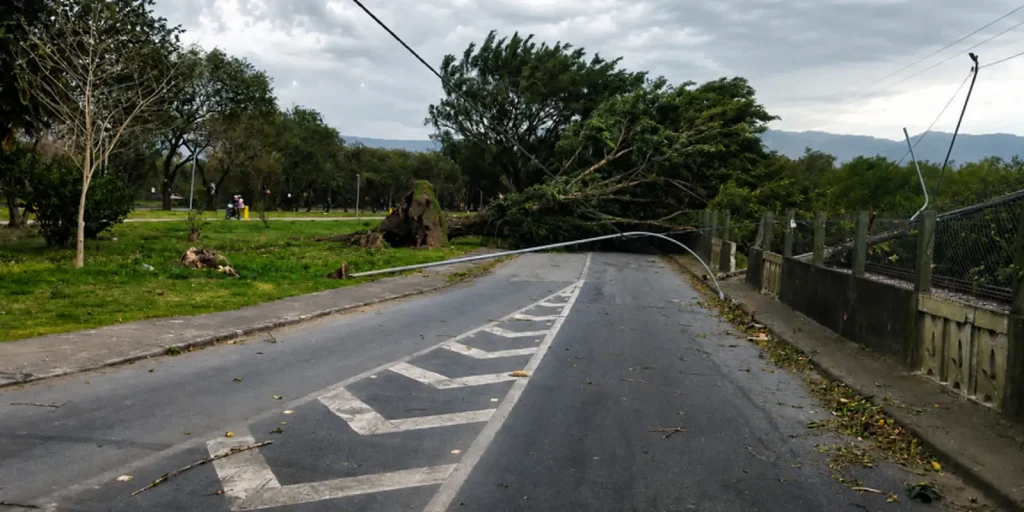 Ventos de até 120 km/h deixam três mortos no estado de São Paulo