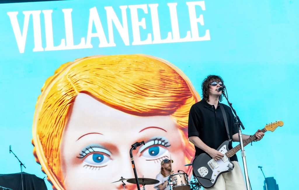 Villanelle negam rumores de turnê com Oasis e prometem 2027 como o ano da banda