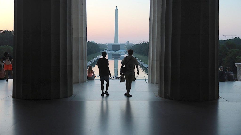 Trump comemora vitória sobre algas no Lincoln Memorial Reflecting Pool e pede ajuda para identificar vândalos