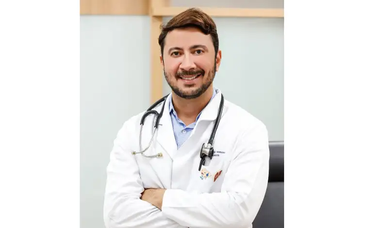 27/07/2026 - Dr. Adriano Moraes é hepatologista, doutor em Hepatologia pela Universidade de São Paulo; diretor da Sociedade Brasileira de Hepatologia (SBH) e da Federação Brasileira de Gastroenterologia (FBG), coordenador do programa de Residência em clínica médica do Hospital Santa Lúcia Sul , de Brasília-DF .  O mês de julho marca a campanha “Julho Amarelo”, destinada a promover conscientização da população sobre a prevenção, diagnóstico e tratamento das hepatites virais.
A hepatite é uma inflamação que agride o fígado, e pode ser causada principalmente por vírus, pelo uso de alguns medicamentos, álcool em excesso e outras drogas. Foto:  Sociedade Brasileira de Hepatologia (SBH)/Divulgação