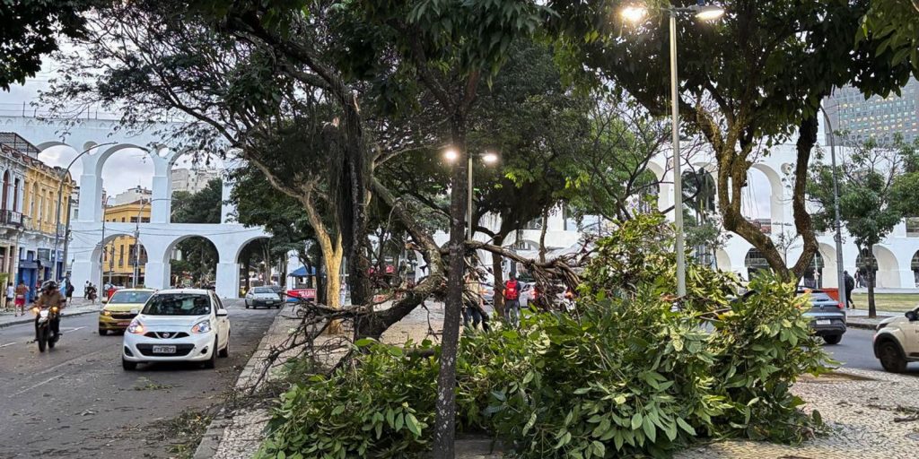 Ventania de até 105 km/h provoca apagão, paralisa metrô e fecha aeroportos no Rio